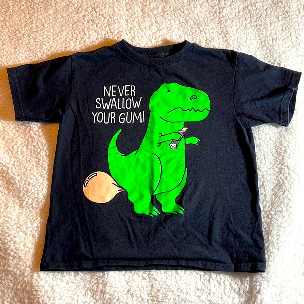 BERZY Small 6/7 dinosaur graphic tee shirt. K130